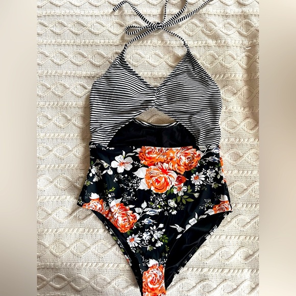 Cupshe Black & White Striped Floral One Piece Swimsuit Women’s Size Medium - Picture 1 of 12